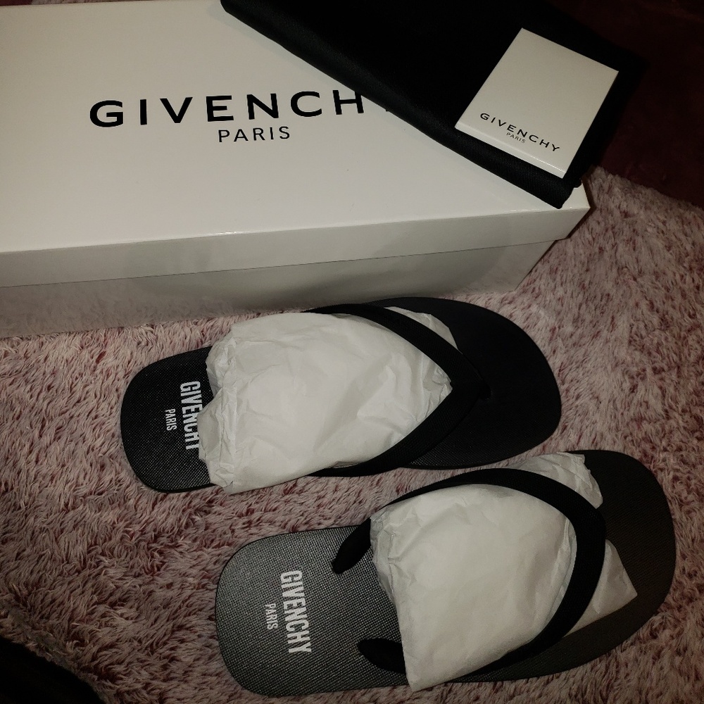 AUTH 💯✔Givenchy flip flops sz.40